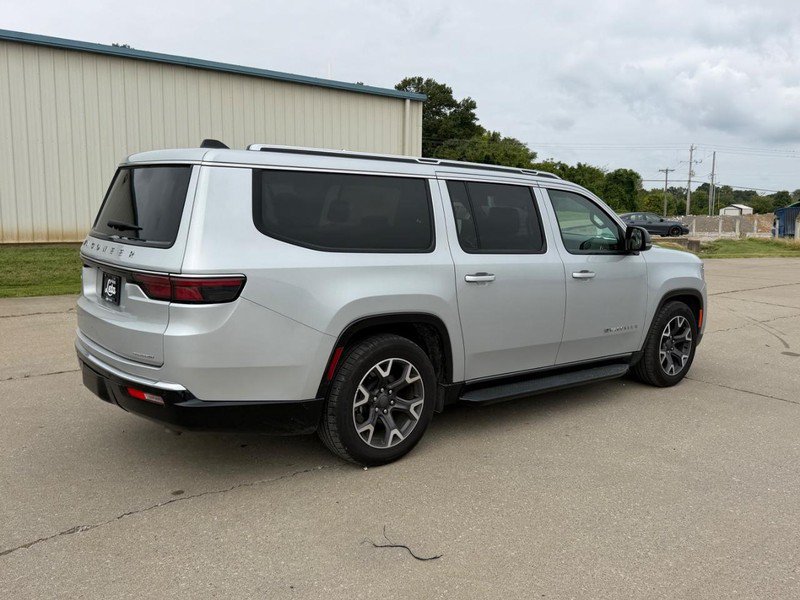Used 2024 Jeep Wagoneer L Series III w/ Flexible Seating Group AWD/4WD image 3