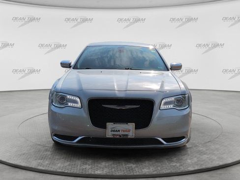 Used 2019 Chrysler 300 Touring w/ Quick Order Package 2EF RWD image 2