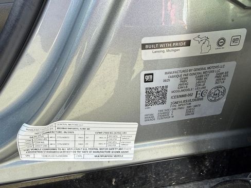 Used 2025 Chevrolet Traverse RS image 12