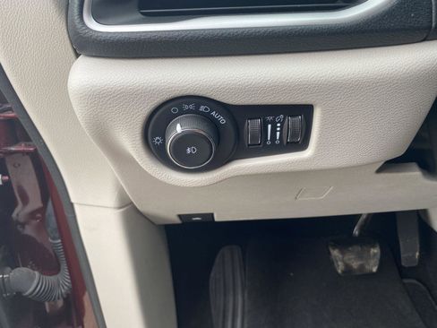 Used 2023 Chrysler Pacifica Touring-L image 17