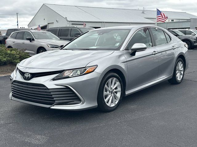 Used 2022 Toyota Camry LE w/ Convenience Package FWD image 4