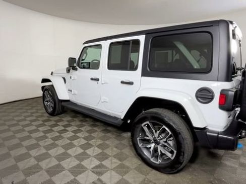 Used 2024 Jeep Wrangler Unlimited w/ Convenience Group AWD/4WD image 8