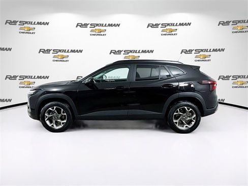 Used 2025 Chevrolet Trax LT w/ LT Convenience Package image 4