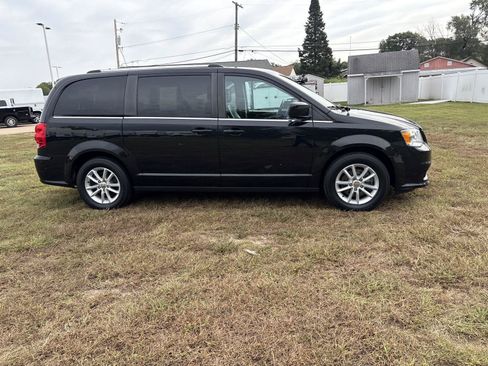 Used 2020 Dodge Grand Caravan SXT FWD image 4