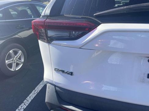 Used 2019 Toyota RAV4 XLE w/ Convenience Package FWD image 11