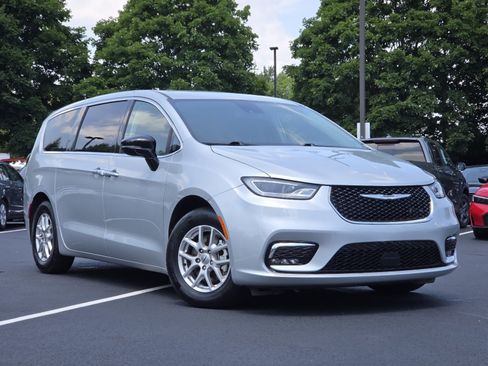 Used 2024 Chrysler Pacifica Touring-L FWD image 2