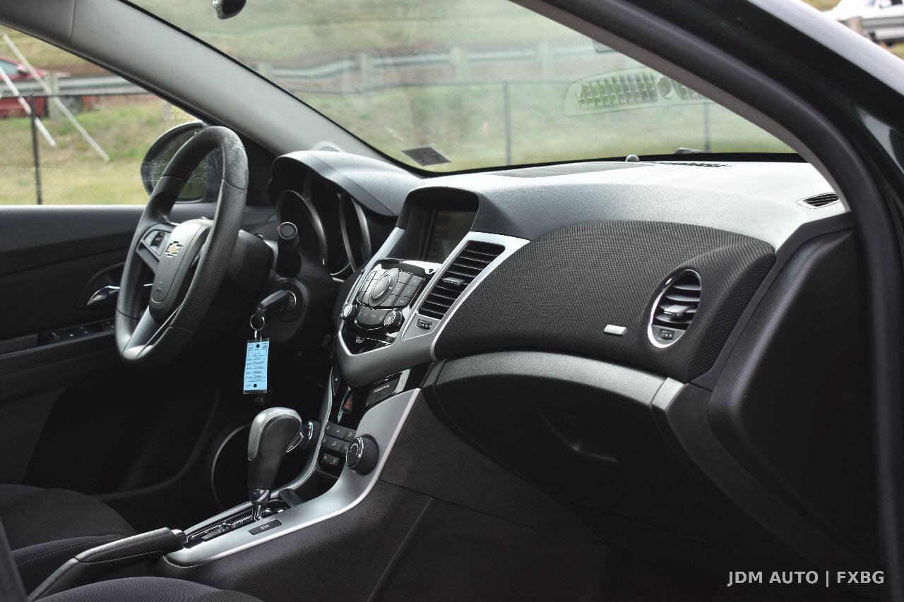 Used 2015 Chevrolet Cruze LT w/ Sun And Sound Package FWD image 17