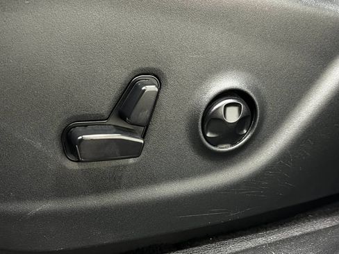 Used 2019 Jeep Cherokee Latitude Plus FWD image 16