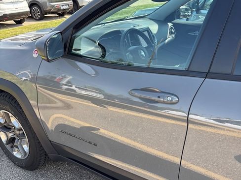 Used 2019 Jeep Cherokee Trailhawk w/ Comfort/Convenience Group AWD/4WD image 5
