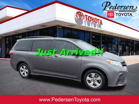 Used 2019 Toyota Sienna LE w/ LE Preferred Package FWD image 1