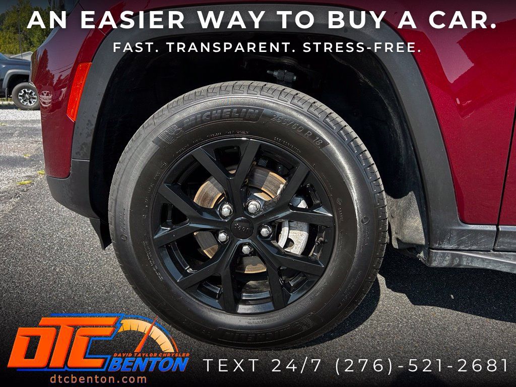 Used 2025 Jeep Grand Cherokee Altitude AWD/4WD image 28