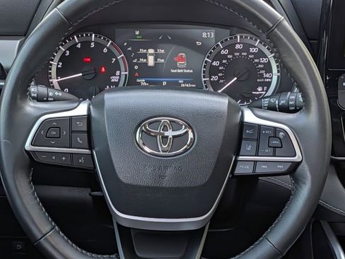 Used 2023 Toyota Highlander XLE FWD image 13