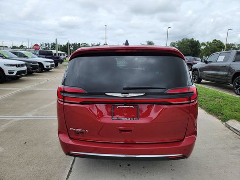 Used 2026 Chrysler Pacifica Select FWD image 4