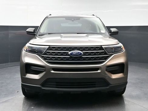 Used 2021 Ford Explorer XLT image 2
