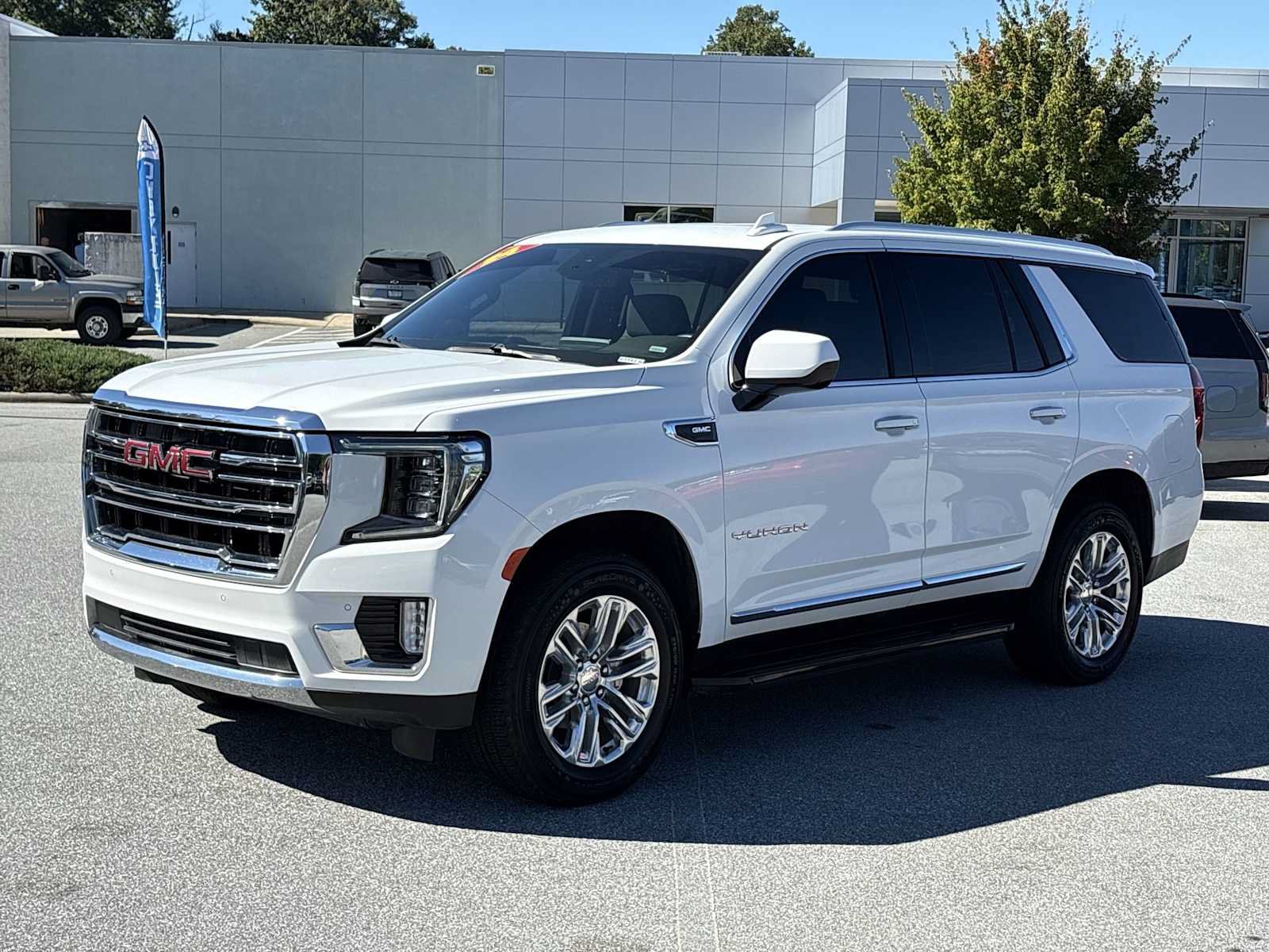 Used 2024 GMC Yukon SLT RWD image 2