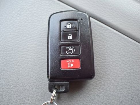 Used 2018 Toyota Highlander XLE w/ Protection Package #3 AWD/4WD image 30