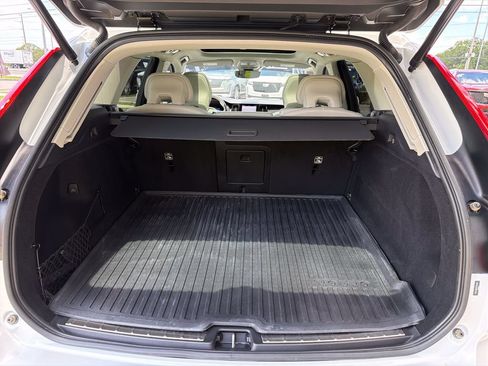 Used 2023 Volvo XC60 B5 Ultimate w/ Climate Package FWD image 11