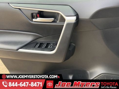 Used 2025 Toyota RAV4 XLE image 26