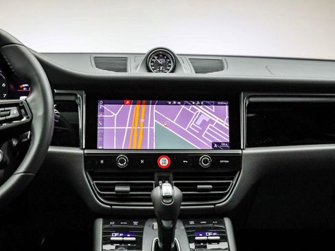 Used 2025 Porsche Macan image 18