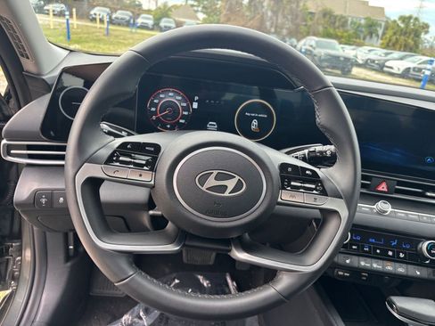 Used 2025 Hyundai Elantra SEL image 28