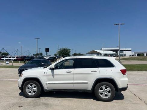 Used 2011 Jeep Grand Cherokee Laredo w/ Security & Convenience Group AWD/4WD image 3