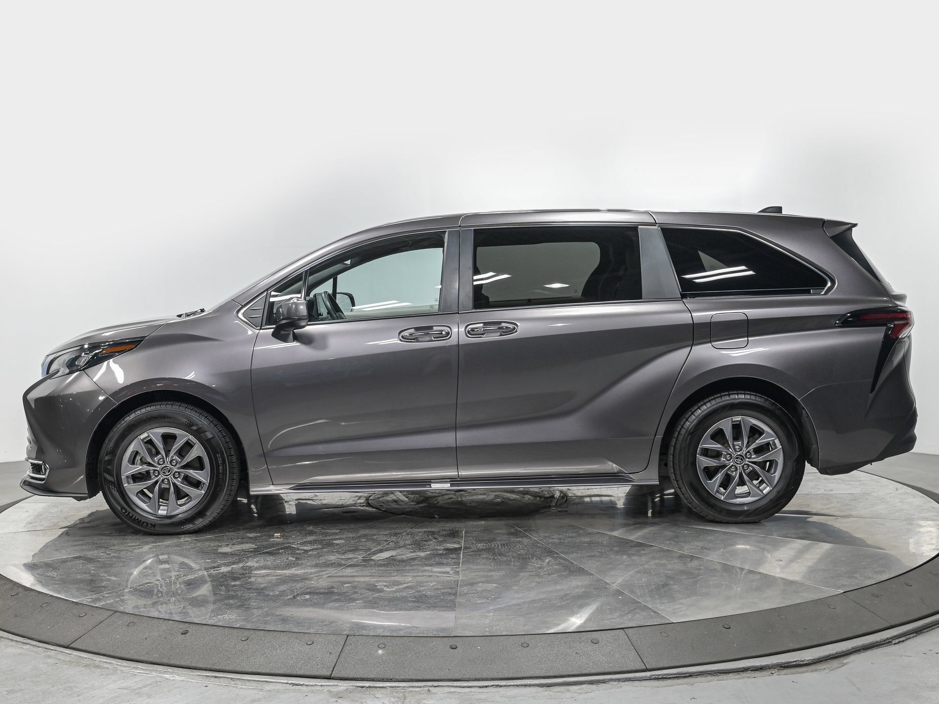 Used 2024 Toyota Sienna XLE FWD image 2