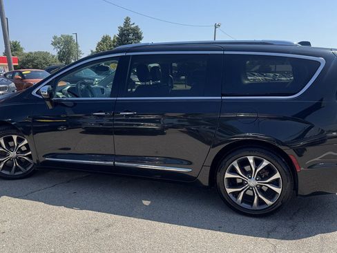 Used 2017 Chrysler Pacifica Limited FWD image 5
