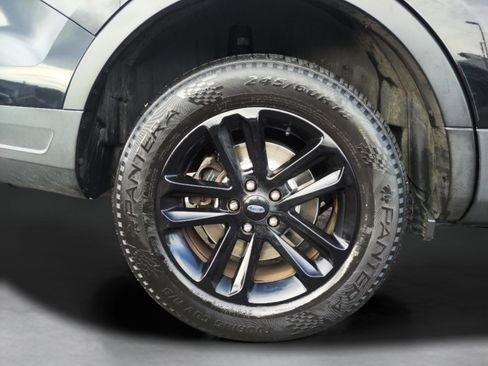 Used 2018 Ford Explorer XLT image 32