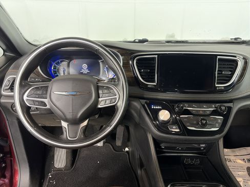 Used 2021 Chrysler Pacifica Pinnacle image 3