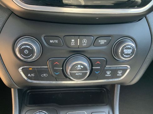 Used 2021 Jeep Cherokee Limited w/ Elite Package AWD/4WD image 46