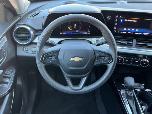 Used 2025 Chevrolet Trax LT FWD image 28
