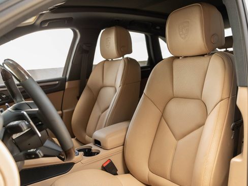 Certified 2025 Porsche Macan image 5