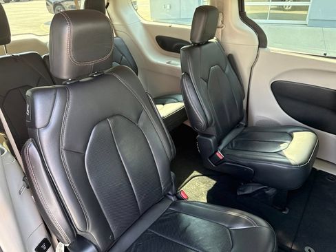 Used 2017 Chrysler Pacifica Touring-L Plus FWD image 36