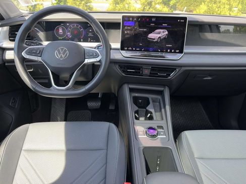 Used 2026 Volkswagen Tiguan SE w/ Panoramic Sunroof Package AWD/4WD image 13