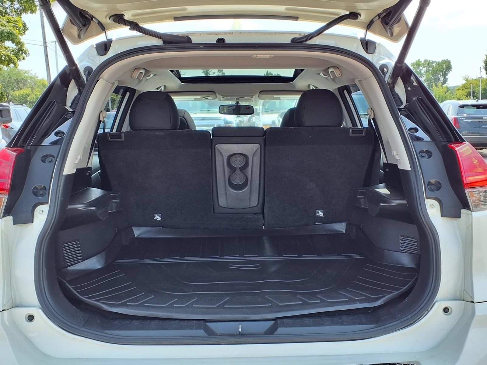 Used 2017 Nissan Rogue SV AWD/4WD image 11