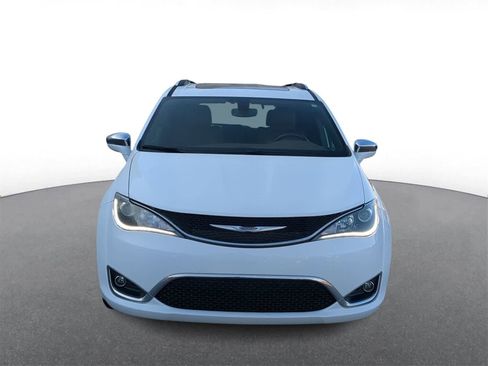 Used 2020 Chrysler Pacifica Limited image 3