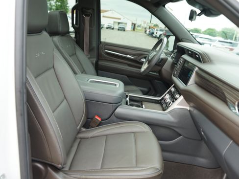 Used 2024 GMC Yukon XL Denali w/ Denali Reserve Package AWD/4WD image 27