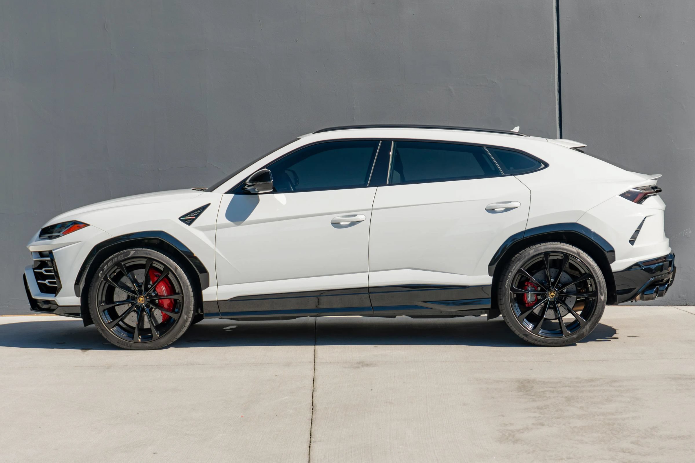 Used 2021 Lamborghini Urus AWD/4WD image 2