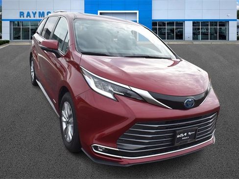 Used 2021 Toyota Sienna Limited image 9