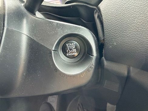 Used 2016 Jeep Renegade Latitude FWD image 12