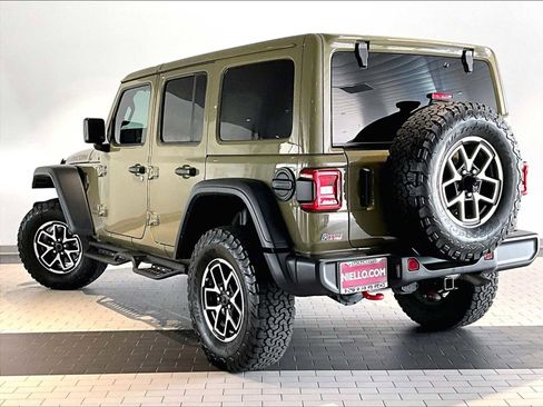 Used 2025 Jeep Wrangler Unlimited Rubicon w/ Convenience Group AWD/4WD image 3