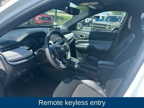 Used 2024 Jeep Compass Latitude AWD/4WD image 5