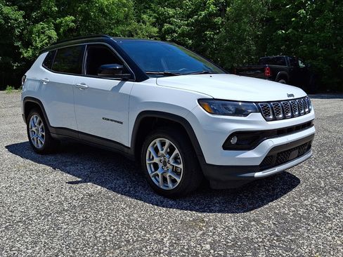 Used 2025 Jeep Compass Limited AWD/4WD image 7