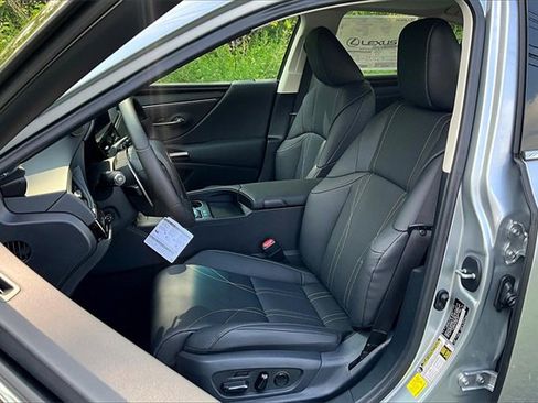 New 2025 Lexus ES 300h w/ Luxury Package image 9