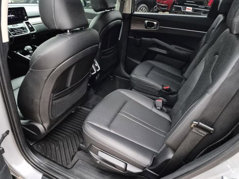 Used 2023 Kia Sorento EX w/ Panoramic Sunroof Package FWD image 13
