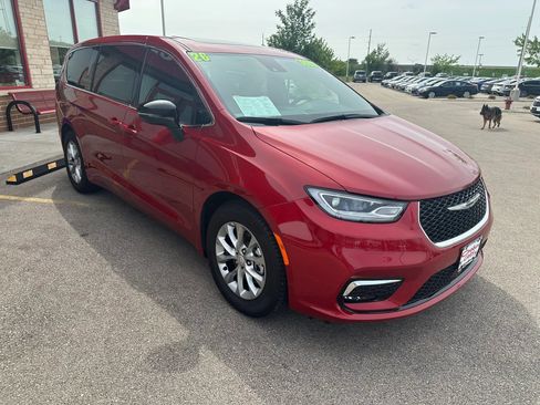 Used 2026 Chrysler Pacifica Limited FWD image 3
