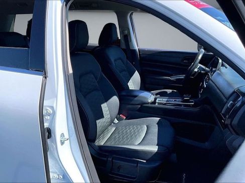 Certified 2025 Nissan Pathfinder SV w/ Black Appearance Package image 27