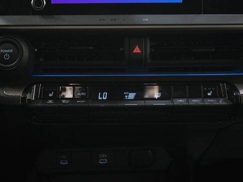 Used 2024 Toyota Prius XLE AWD/4WD image 16
