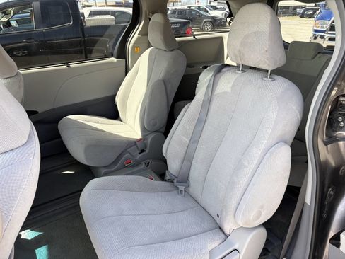 Used 2011 Toyota Sienna LE w/ Towing Pkg image 17