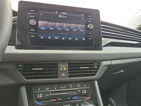 Certified 2025 Volkswagen Jetta SE w/ Sunroof Package FWD image 19